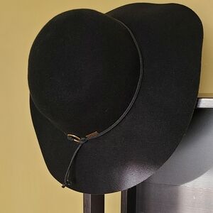 Delux Wool Felt Hat in Black